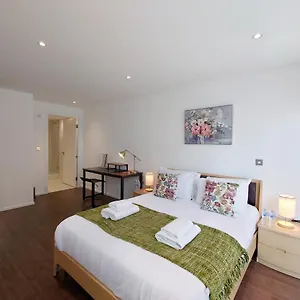 Fully Serviced Two Bed By Excel & O2 , London United Kingdom